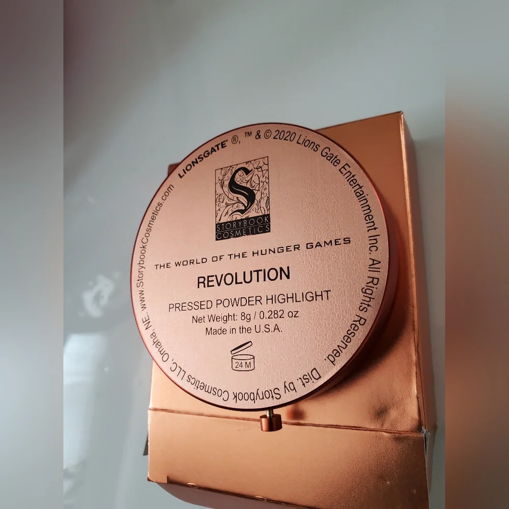STORYBOOK Cosmetic Revolution World Of Hunger Games Pressed Powder Compact NIP